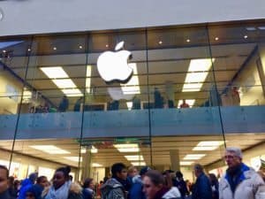 apple-store-munich-germany-crowd